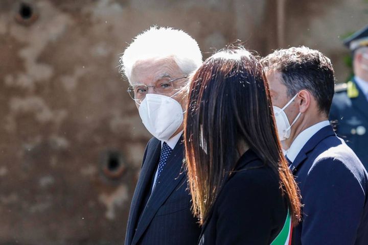 Il presidente della Repubblica Sergio Mattarella e la sindaca Virginia Raggi durante l'intitolazione di Largo Carlo Azeglio Ciampi