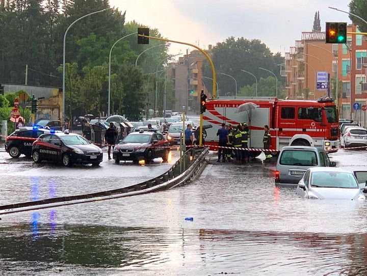 Strade allagate nella zona di Ponte Milvio a causa del nubifragio abbattutosi sulla città, Roma (Ansa)