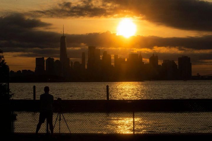 Lo skyline di New York durante l'eclissi parziale (Ansa)