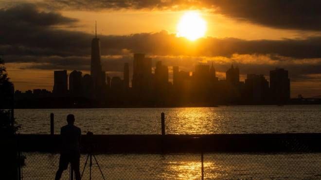 Lo skyline di New York durante l'eclissi parziale (Ansa)