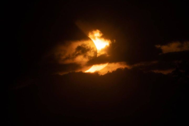 Il cielo infuocato dall'eclissi (Ansa)