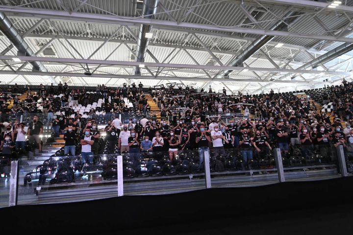 Il pathos aumenta all’interno della Segafredo Arena (foto Schicchi)