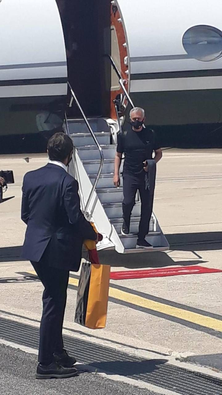 L'arrivo di Mourinho a Roma (Ansa)
