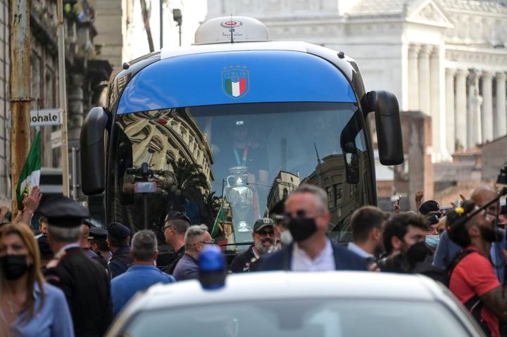 Il pullman degli azzurri a Roma (Imagoeconomica)