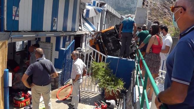 I soccorsi dopo l'incidente che ha coinvolto un minibus a Capri (Ansa)