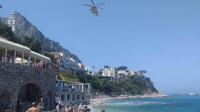 I soccorsi dopo l'incidente che ha coinvolto un minibus a Capri (Ansa)