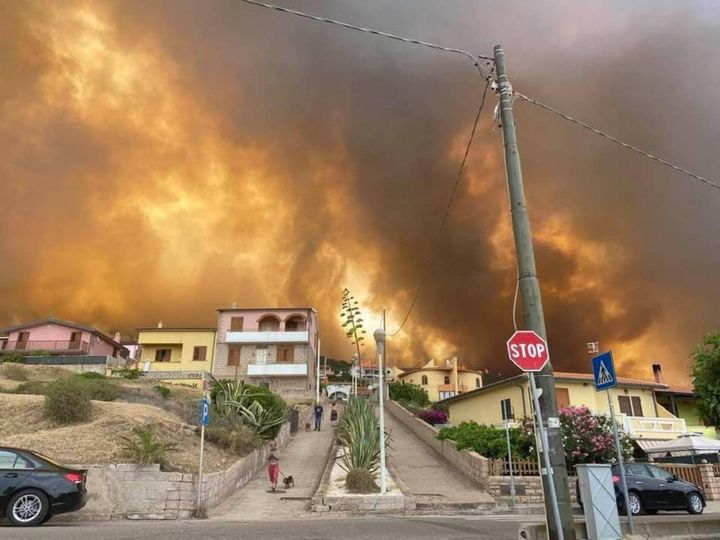 Incendi in Sardegna, turisti in fuga