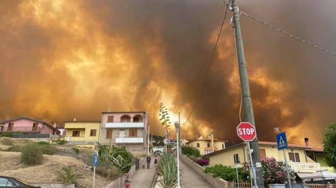 Incendi in Sardegna, turisti in fuga
