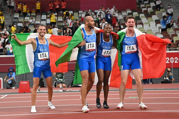 Storico oro dell'Italia nella staffetta 4x100 dei velocisti Lorenzo Patta, Marcell Jacobs, Eseosa Desalu e Filippo Tortu (Afp)