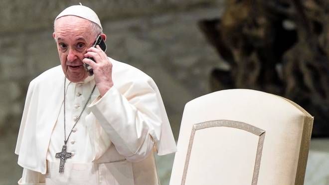 Il Papa al telefono (Ansa)