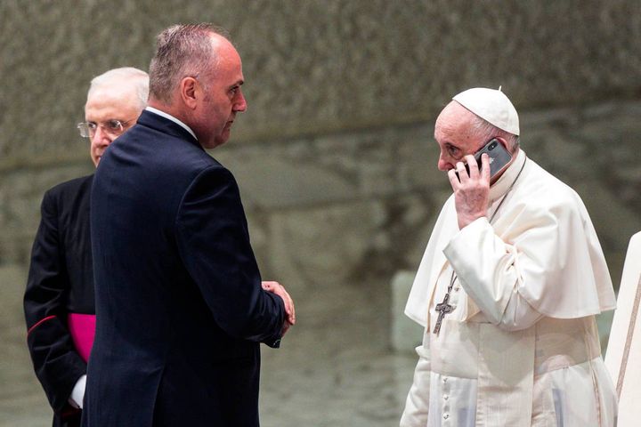 Passano il cellulare al Papa (Ansa)