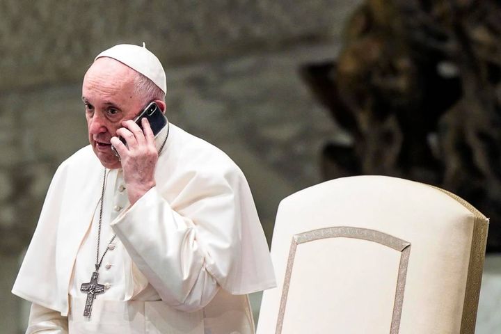 Il Papa al telefono (Ansa)