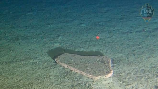 Titanic, frammenti di pavimento  sul fondo dell'oceano (OceanGate Expeditions)