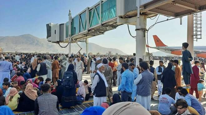 Persone all'aeroporto di Kabul cercano di fuggire dal paese (Ansa)