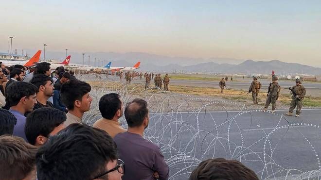 Soldati americani controllano le persone che provano a fuggire in aeroporto (Ansa)