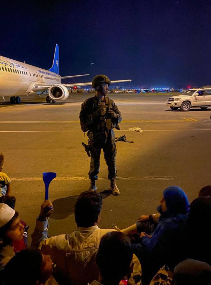 Soldato americano controlla le persone che provano a fuggire in aeroporto (Ansa)