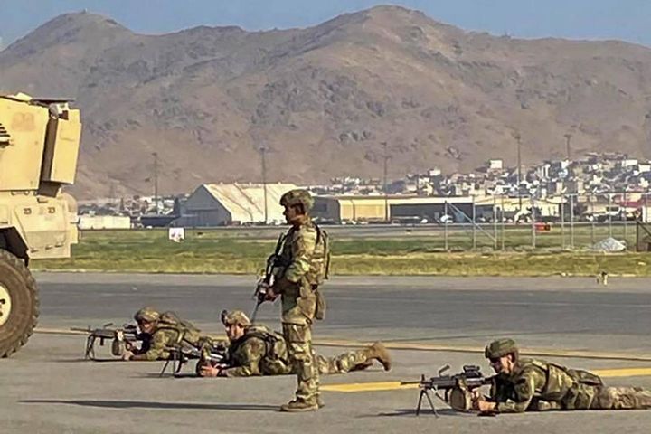Soldati Usa a protezione dell'aeroporto di Kabul (Ansa)