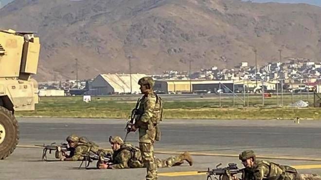 Soldati Usa a protezione dell'aeroporto di Kabul (Ansa)