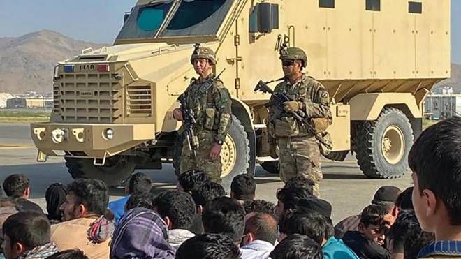 Soldati americani controllano le persone che provano a fuggire in aeroporto (Ansa)