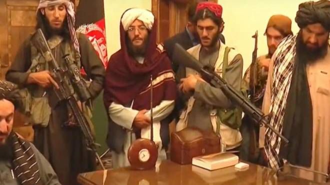 Talebani all'interno del palazzo presidenziale di Kabul (Ansa)