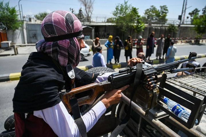 Talebani per le strade di Kabul (Ansa)
