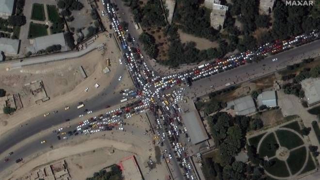 Un'immagine satellitare messa a disposizione da Maxar Technologies che mostra il caos a Kabul nella giornata del 16 agosto: la folla in fuga verso l'aeroporto (Ansa)