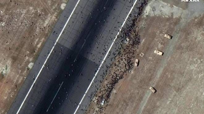 Un'immagine satellitare messa a disposizione da Maxar Technologies che mostra il caos all'aeroporto di Kabul nella giornata del 16 agosto: la folla ha invaso le piste (Ansa)