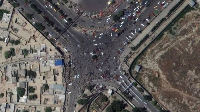 Un'immagine satellitare messa a disposizione da Maxar Technologies che mostra il caos a Kabul nella giornata del 16 agosto: la folla in fuga verso l'aeroporto (Ansa)