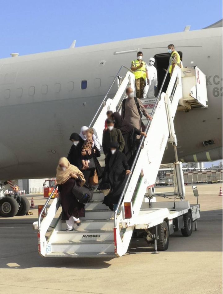 L'arrivo a Fiumicino dei profughi afghani