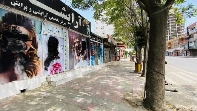Spray nero sui poster delle modelle affissi sulle vetrine di un salone di bellezza a Kabul (Ansa)