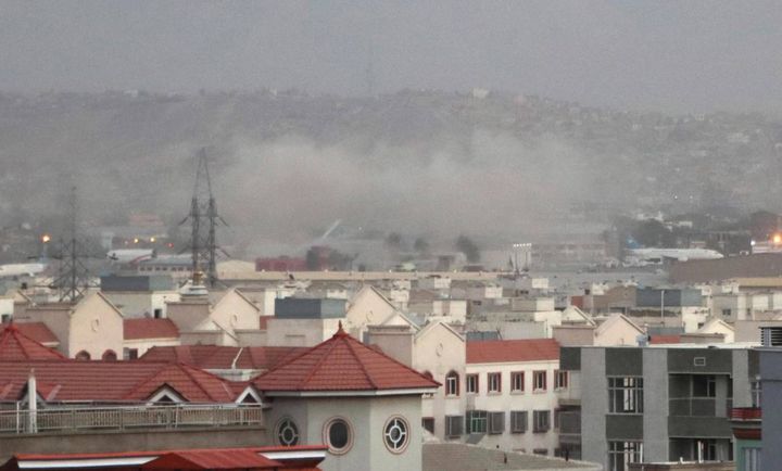 Una nube di fumo si solleva dallo scalo della capitale afgana (Ansa)