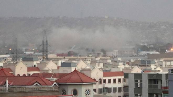 Una nube di fumo si solleva dallo scalo della capitale afgana (Ansa)
