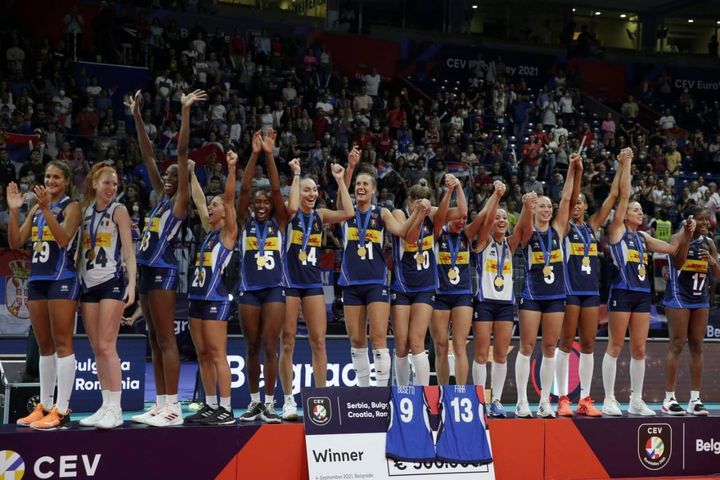 Il podio delle ragazze dell'Italvolley: campionesse d'Europa (Ansa)