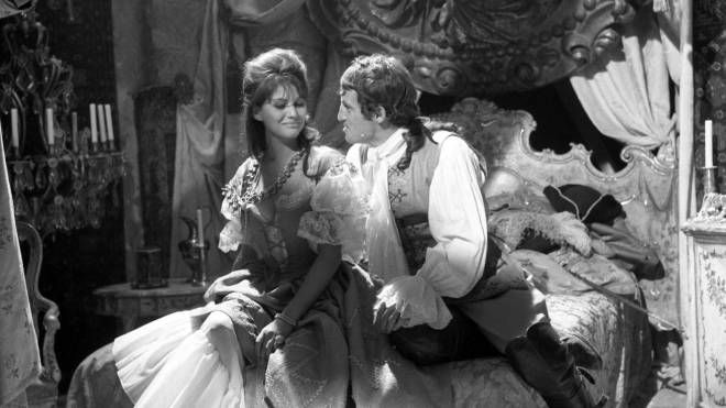 Claudia Cardinale e Jean Paul 
Belmondo in "Cartouche"nel 1961 (Ansa)