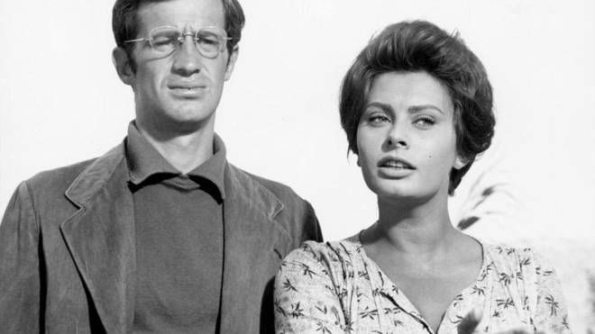 Jean-Paul Belmondo con Sophia Loren sul set del film "La Ciociara " del 1961 (Ansa)