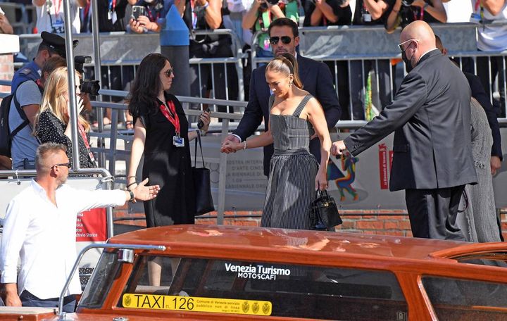 Ben Affleck mano nella mano con Jennifer Lopez a Venezia per il 78esimo Festival del Cinema (Ansa)
