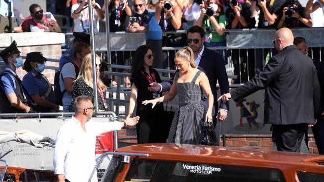 Ben Affleck mano nella mano con Jennifer Lopez a Venezia per il 78esimo Festival del Cinema (Ansa)