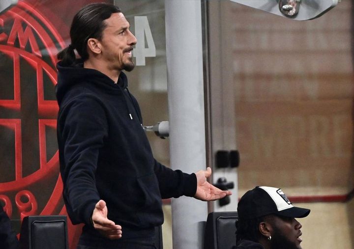 Zlatan Ibrahimovic mentre asiste alla partita contro il Cagliari il 29 agosto (Ansa)