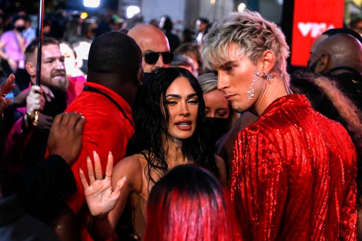 MTV Video Music Awards a New York, 12 September 2021, Megan Fox e il rapper Machine Gun Kelly in mezzo alla folla del red carpet