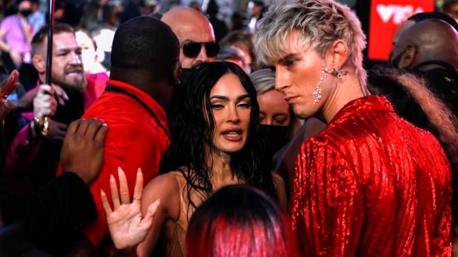 MTV Video Music Awards a New York, 12 September 2021, Megan Fox e il rapper Machine Gun Kelly in mezzo alla folla del red carpet