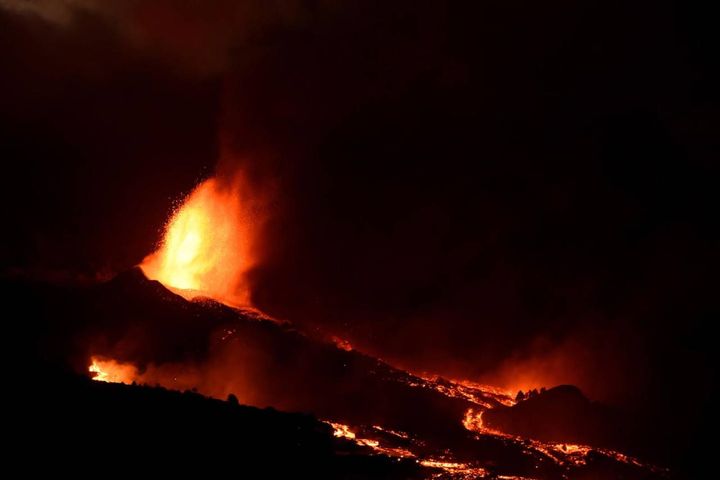 Nuova bocca eruttiva del vulcano Cumbre Vieja a La Palma, isole Canarie (Ansa)