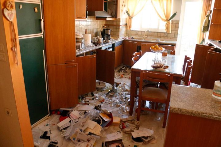 Interno di una casa distrutta ad Arkalochori dopo il sisma magnitudo 5.8, Creta, Grecia, 27 Settembre 2021