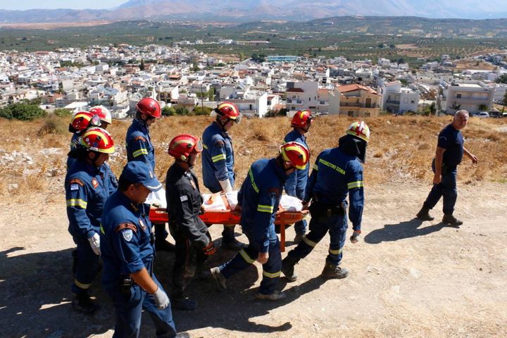 I vigili del fuoco trasportano i feriti fuori lontano dalle macerie del sisma, Arkalochori, Creta, Grecia, 27 Settembre 2021