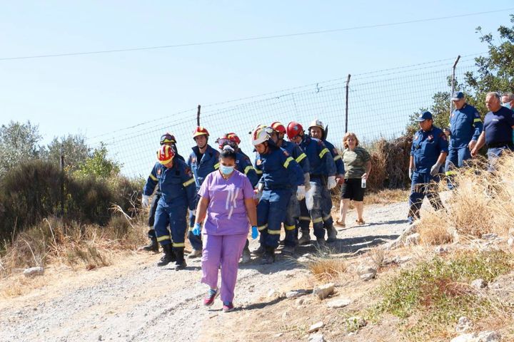 I vigili del fuoco trasportano i feriti fuori lontano dalle macerie del sisma, Arkalochori, Creta, Grecia, 27 Settembre 2021
