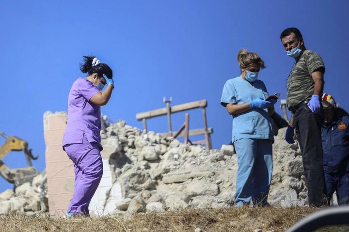 Infermieri in azione per salvare feriti e intrappolati nelle macerie ad Arkalochori, Creta, Grecia, 27 Settembre 2021