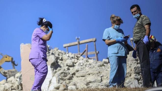 Infermieri in azione per salvare feriti e intrappolati nelle macerie ad Arkalochori, Creta, Grecia, 27 Settembre 2021