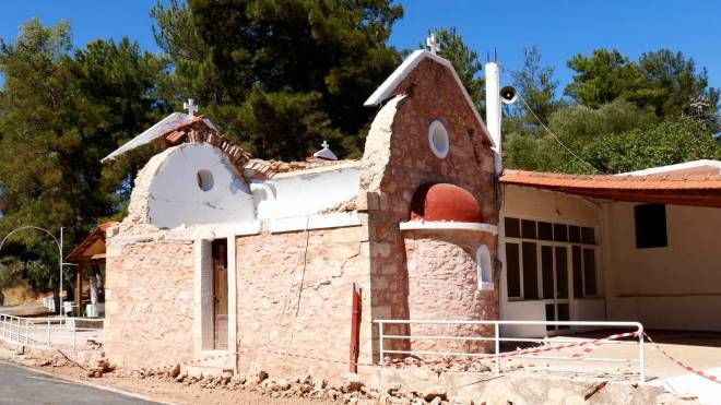 Tetto crollato di una chiesa a Roussochoria, est di Creta, Grecia, 27 Settembre 2021