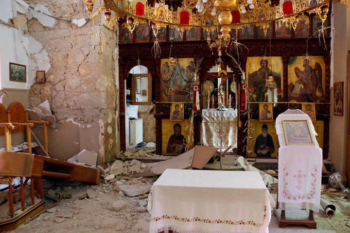 Interno di una chiesa danneggiata  a Roussochoria, est di Creta, Grecia, 27 Settembre 2021