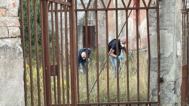 Sopralluogo dei carabinieri in un edificio abbandonato, poco lontano da dove il piccolo è stato trovato morto