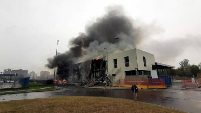 Aereo precipita a San Donato, l'edificio in fiamme dopo lo schianto